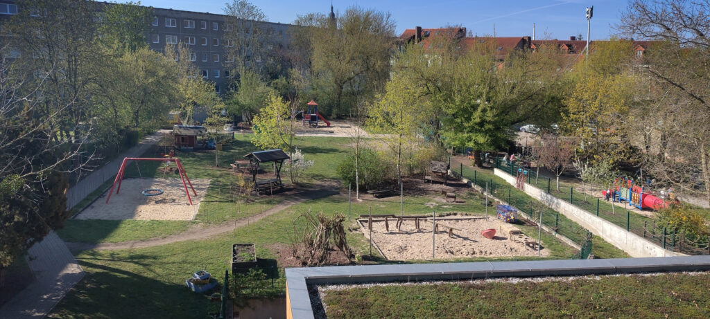 großes abwechslungsreiches Außengelände